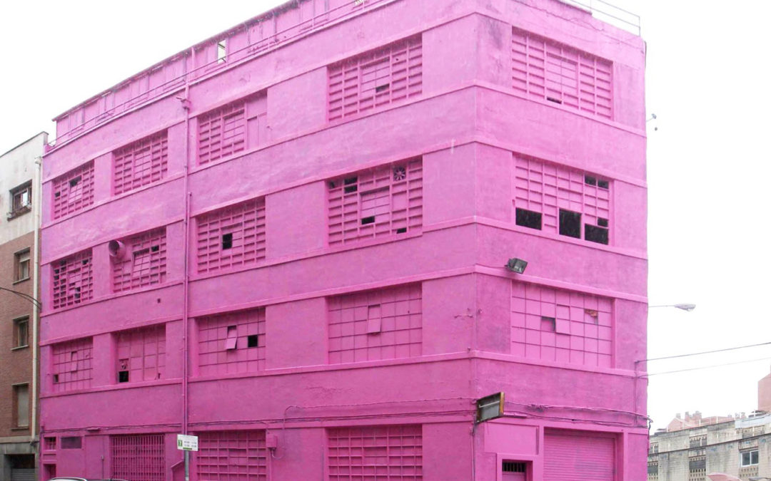 Dos arquitectos aragoneses pintan Bilbao de rosa Carlos Miret y su hija Marta han pintado de magenta un edificio en honor al Museo Guggenheim.